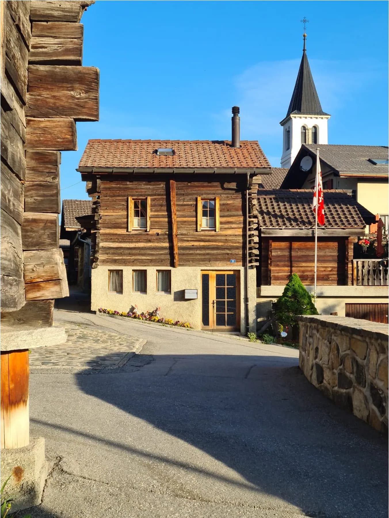 Der Speicher und die Kirche am Dorfplatz in Eischoll